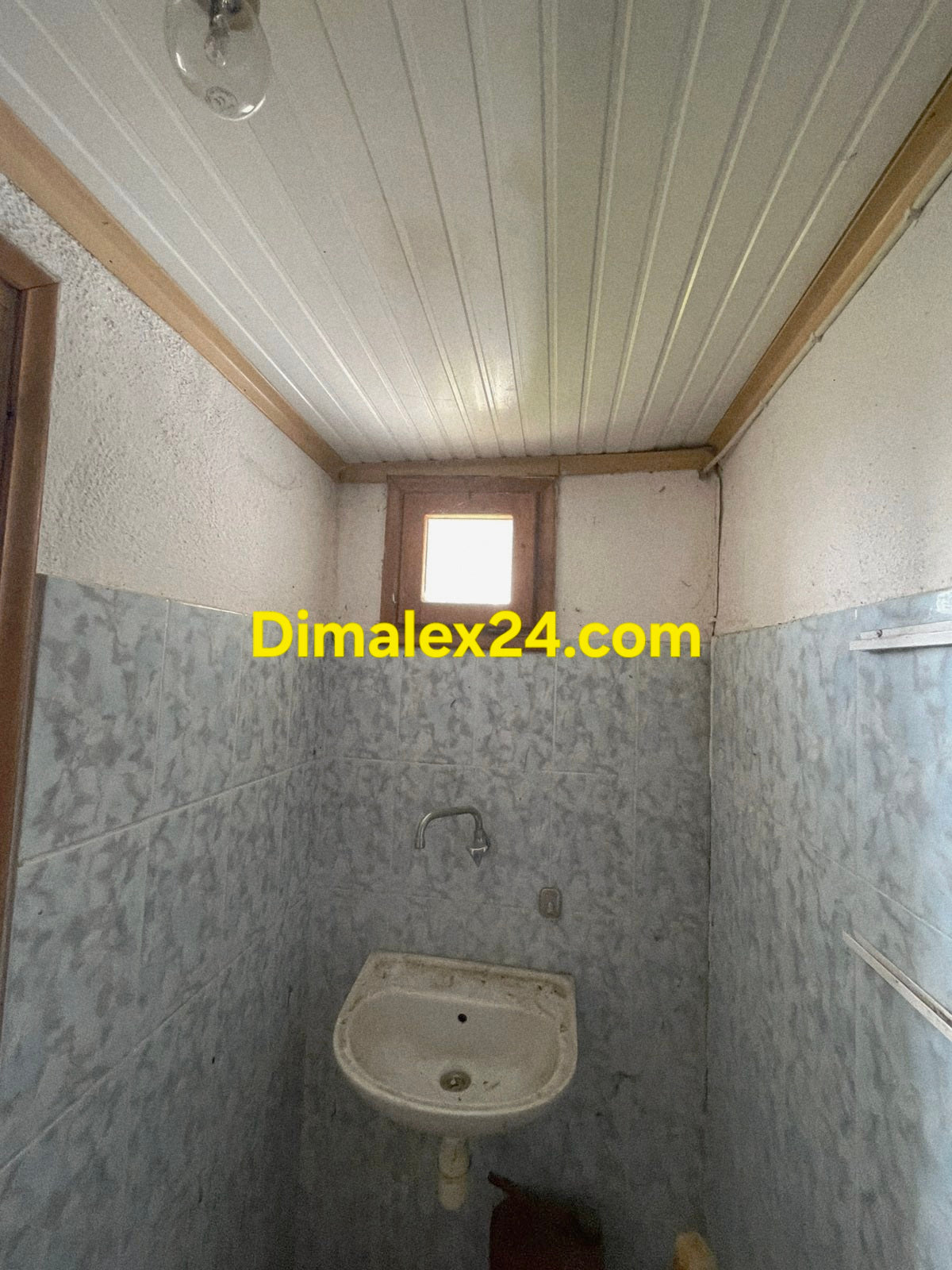 Баня с тоалетна на имот в Гърция.