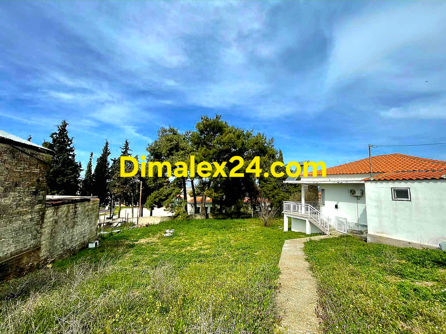 Двор с борови дървета имот в Гърция.