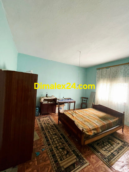 Просторна спалня на имот в Гърция,Неа Калисти на 10 км от плажовете на Меси.