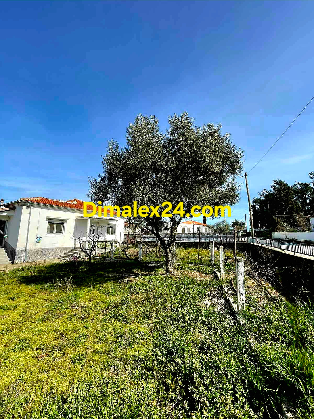 Къща с апартамент и сгради в Гърция.