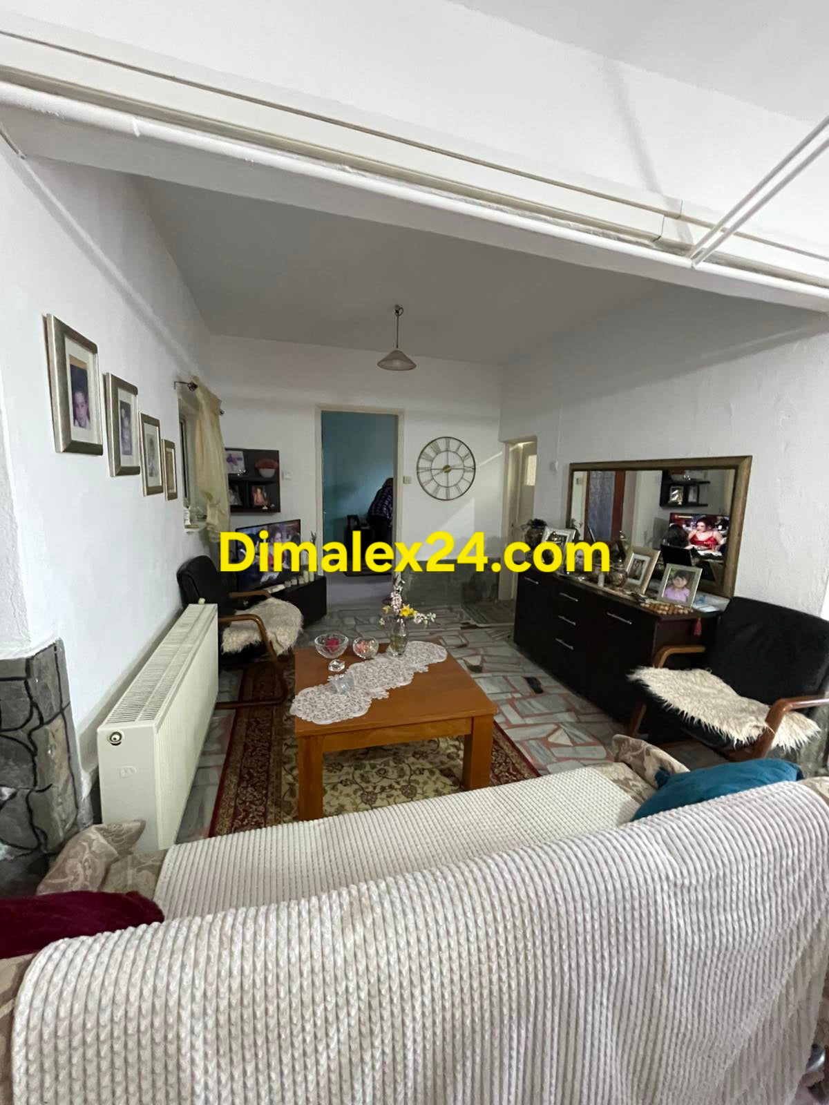 Дневна с TV зона и мека мебел на имот в Парадими,Северна Гърция.