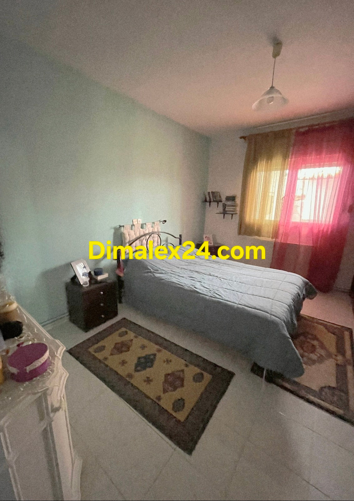 Просторна и светла единична спалня на имот в Северна Гърция, област Родопи, Парадими. 