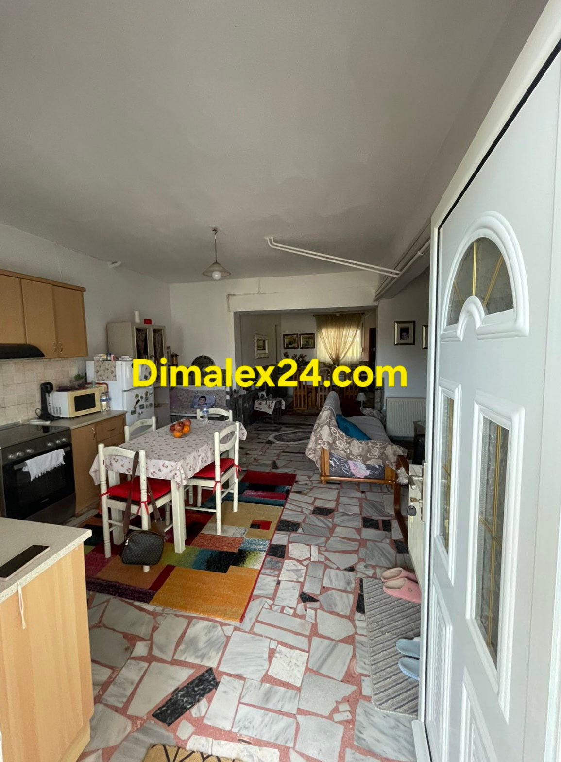 Просторна кухня с трапезария и цялостен кухненски сет, Парадими,Гърция.