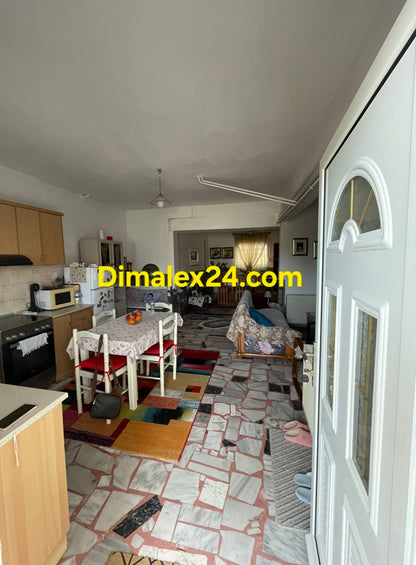 Просторна кухня с трапезария и цялостен кухненски сет, Парадими,Гърция.