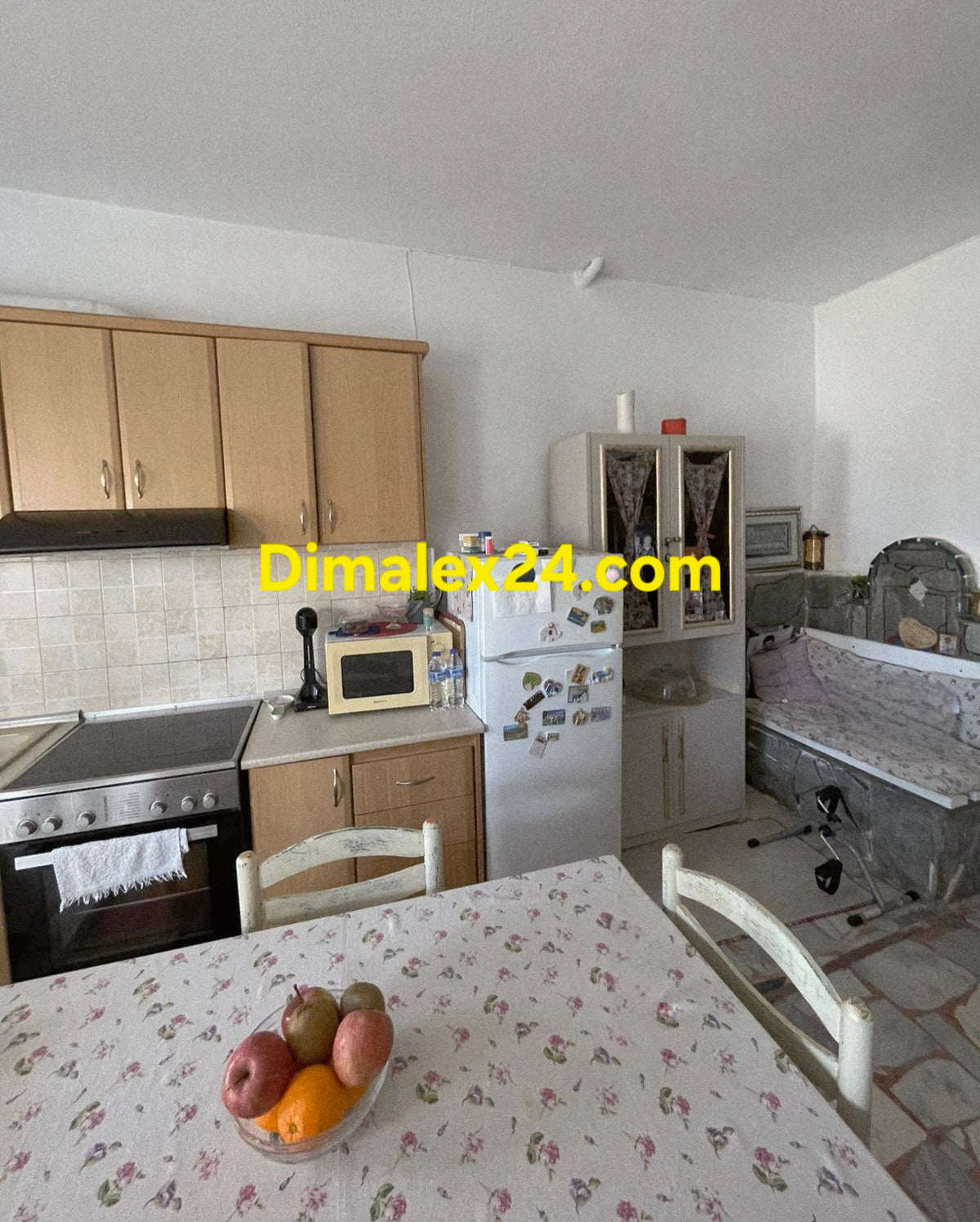 Част от кухня с трапезария на имот в Гърция, на 10 км от морето.