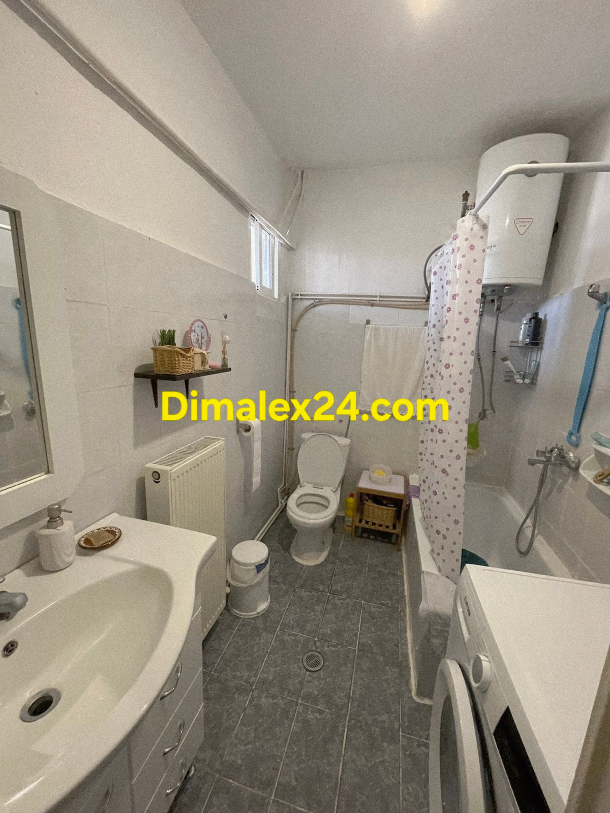 Просторна баня с цялостен санитарен възел и пералня машина на имот в Гърция,Парадими.