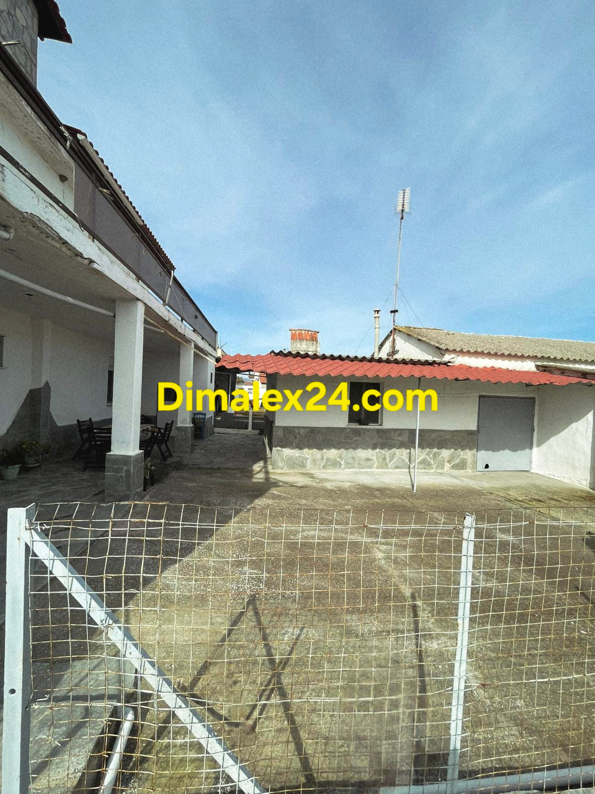 Двор на къща в Парадими,Северна Гърция, област Родопи.