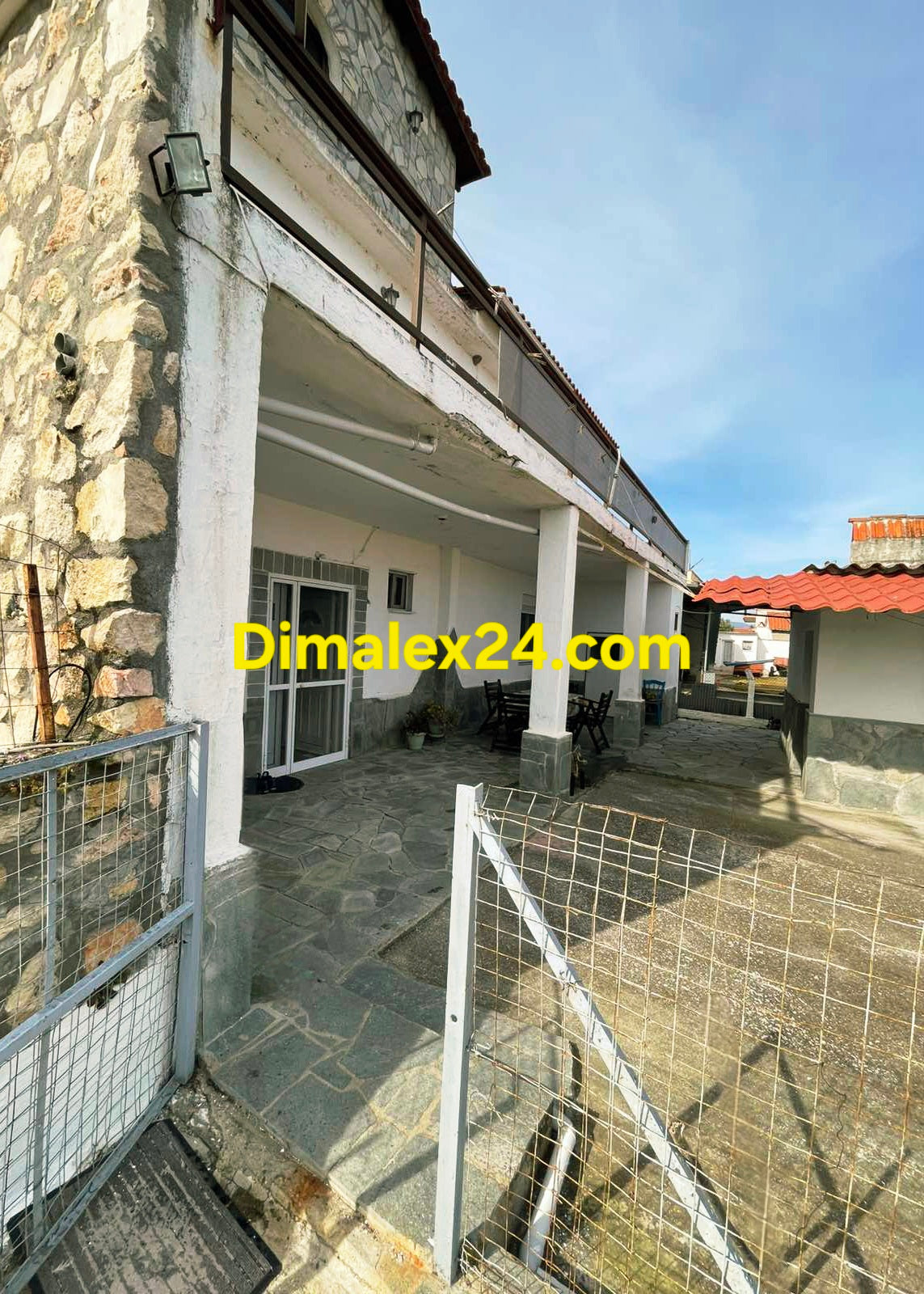 Двор на къща в Парадими на 16 км от морето.