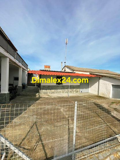 Просторен двор с BBG кът и място за отдих на имот в Парадими.