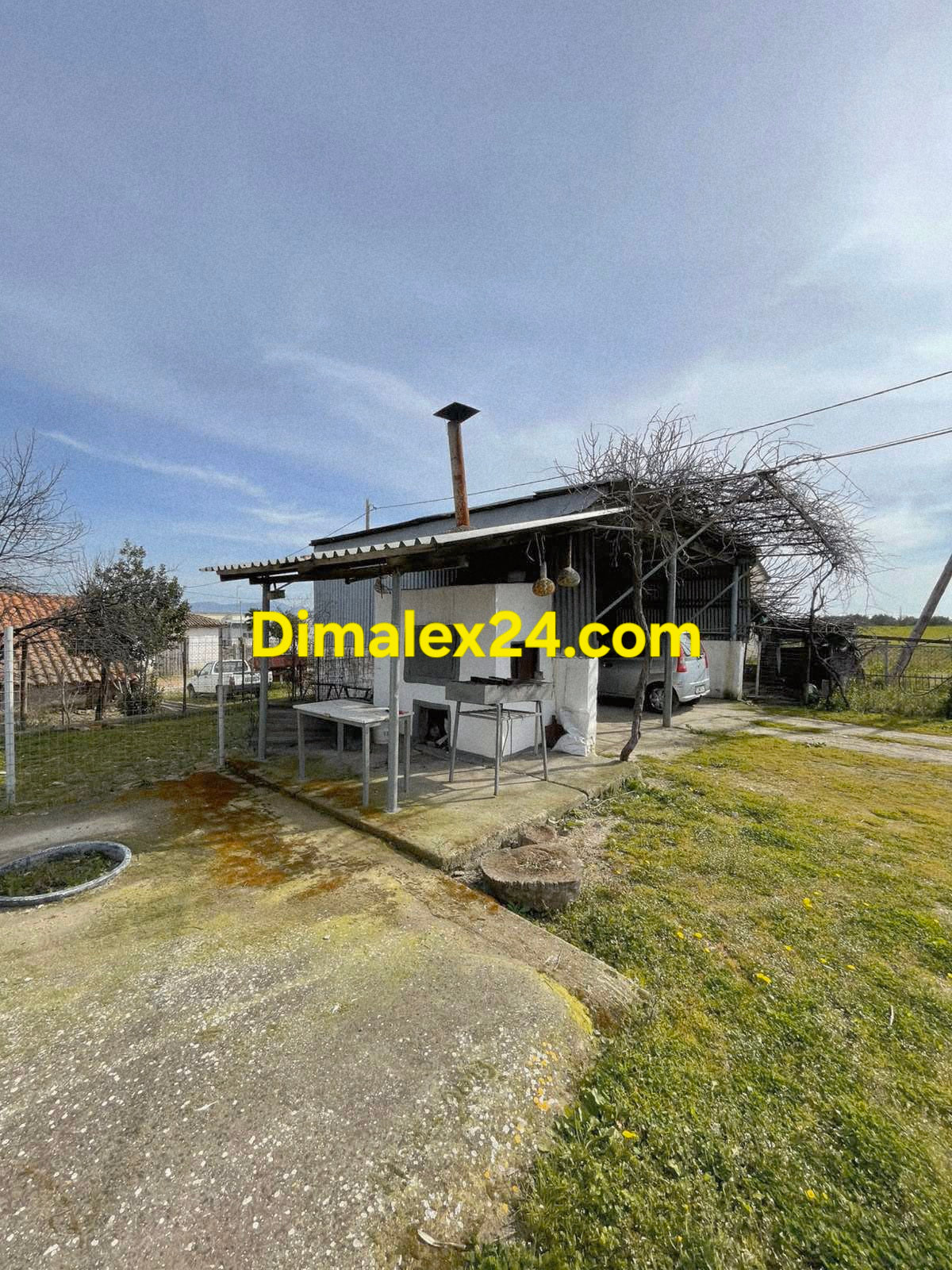 BBQ беседка в заден двор на имот и навес за коли на имот в Парадими, Гърция.