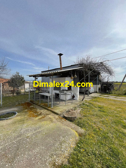 BBQ беседка в заден двор на имот и навес за коли на имот в Парадими, Гърция.