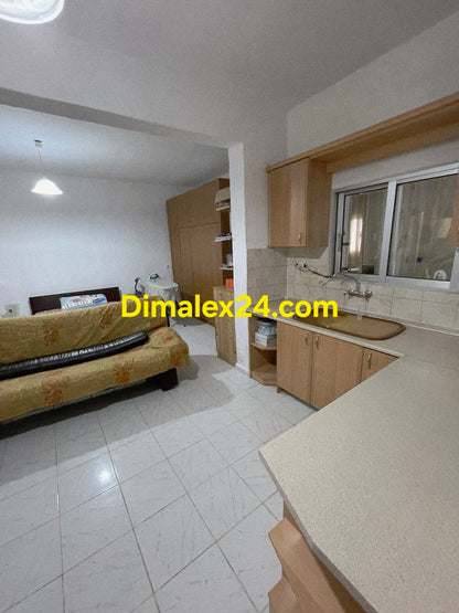 Просторна всекидневна с кухненски бокс на имот в Гърция,Парадими.