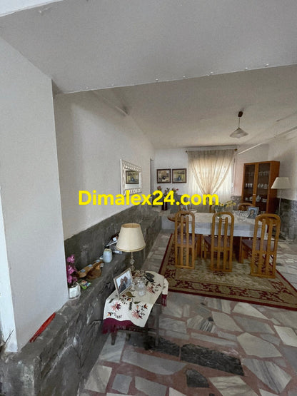 Просторна всекидневна с трапезария на къща в Гърция.