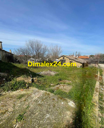 Имот с просторен парцел в Гърция.