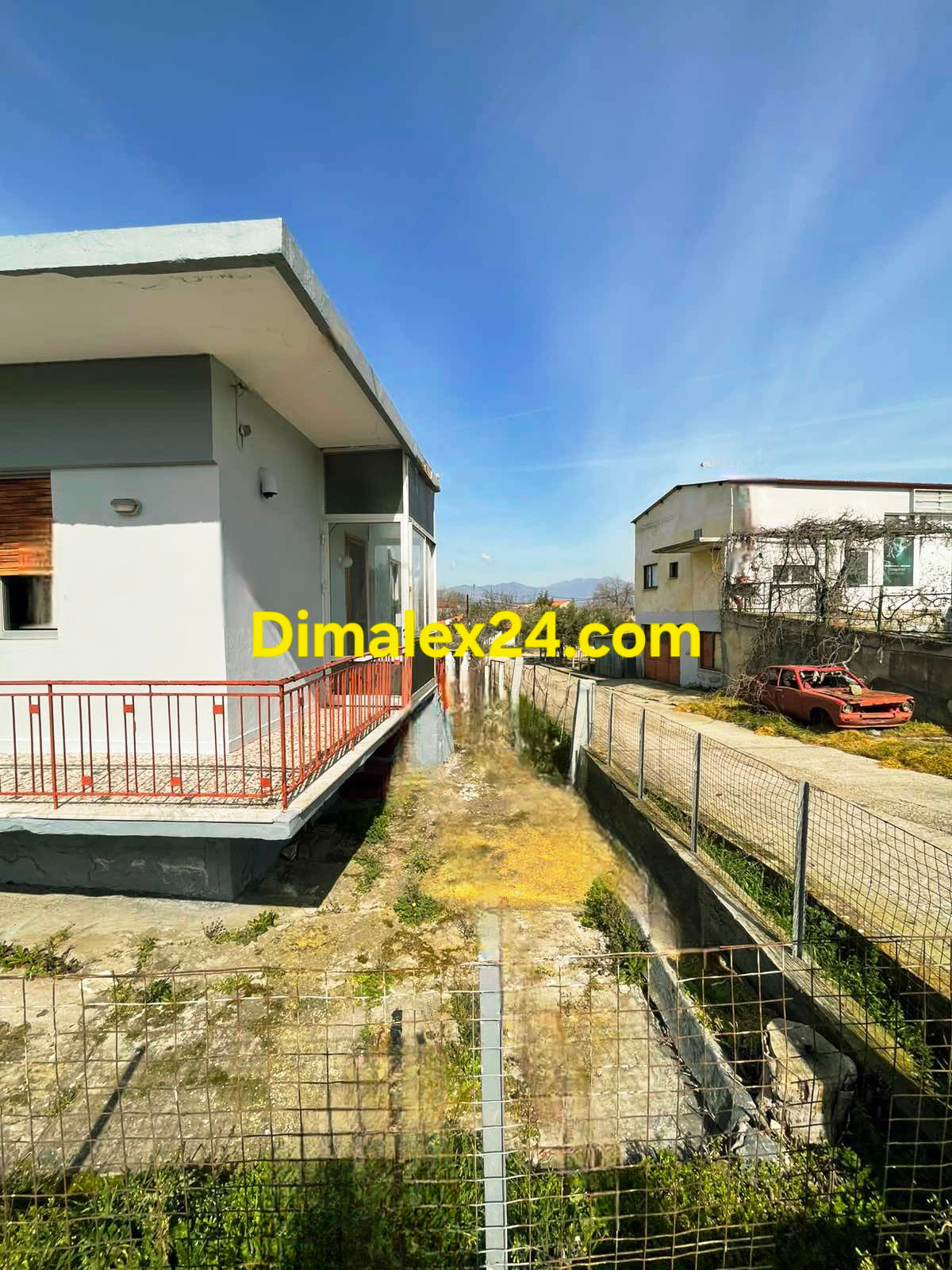 Къща с голям двор и достъп от път Гърция.