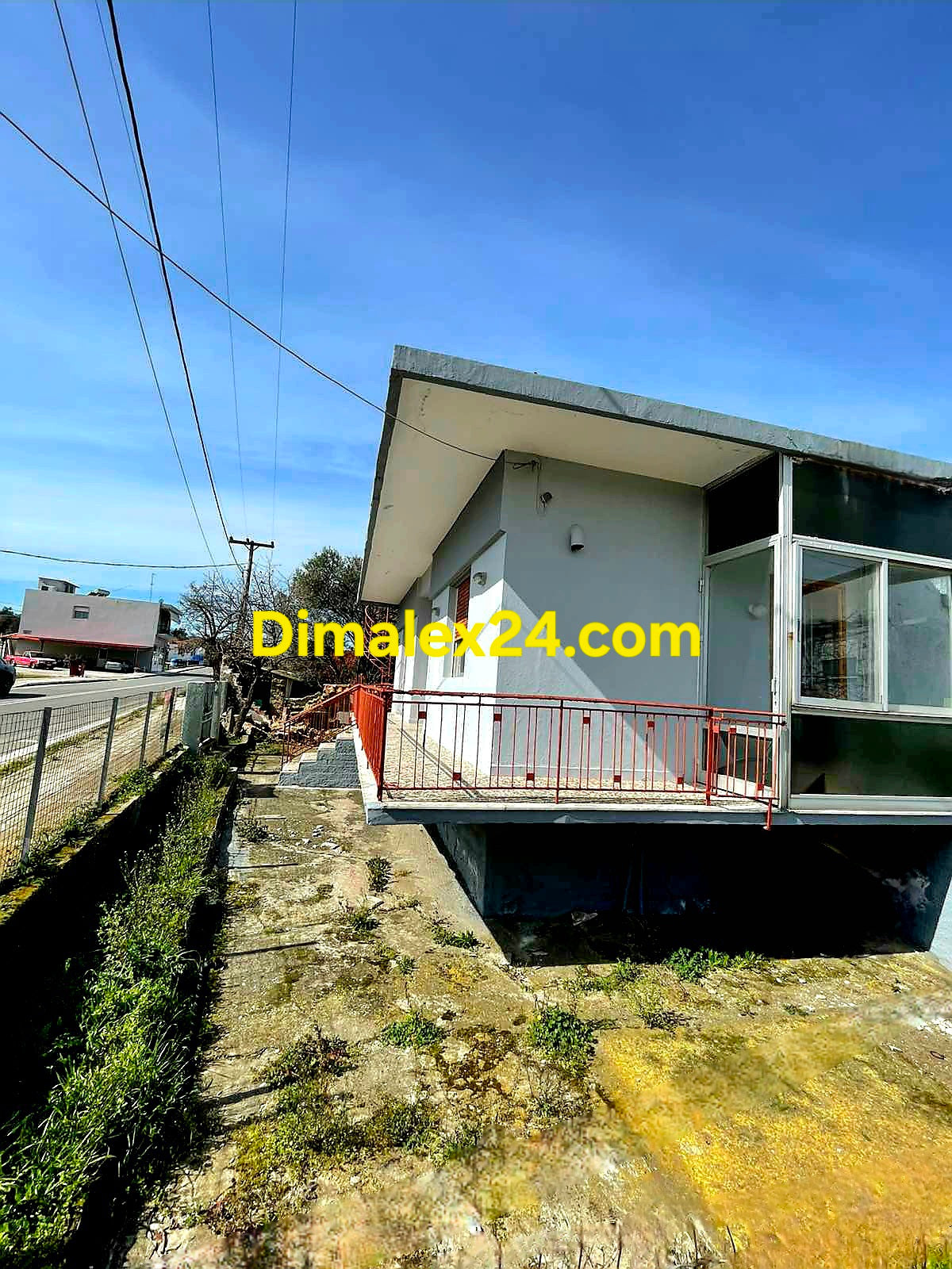 Външен изглед на къща в спокойно село Гърция.