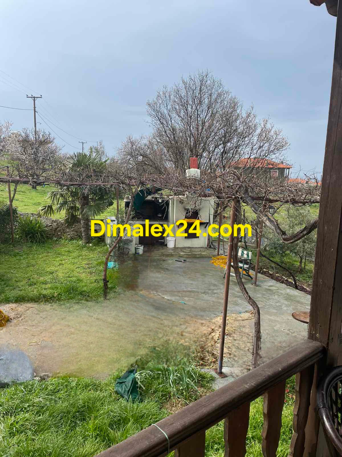 Двор на имот в Родопи.