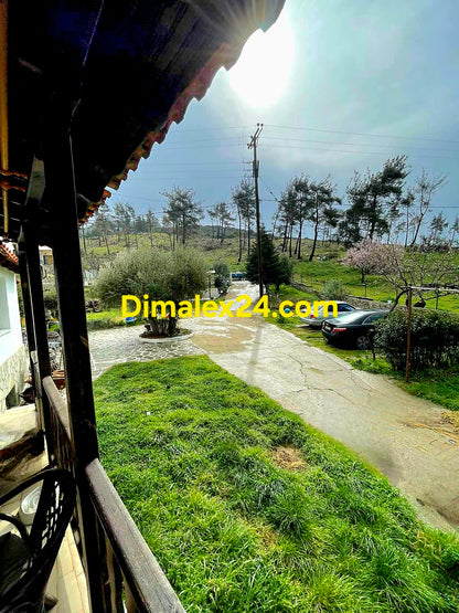 Двор на семеен хотел с 6 паркоместа в Марония, Гърция.