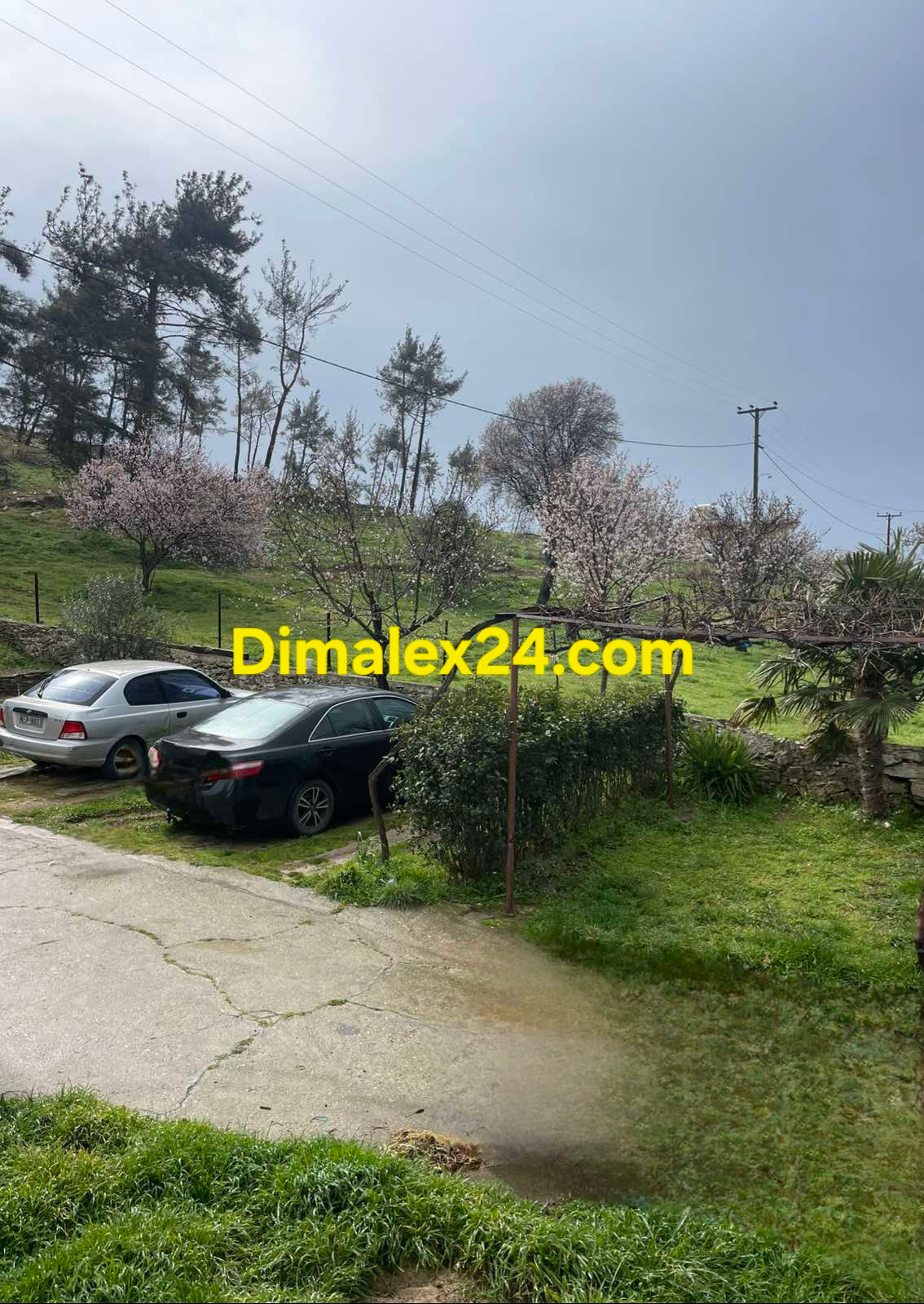 Паркоместа на паркинг на семеен хотел в Марония, Гърция.