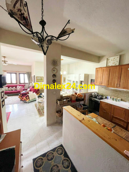 Кухня с трапезария и хол просторен интериор.