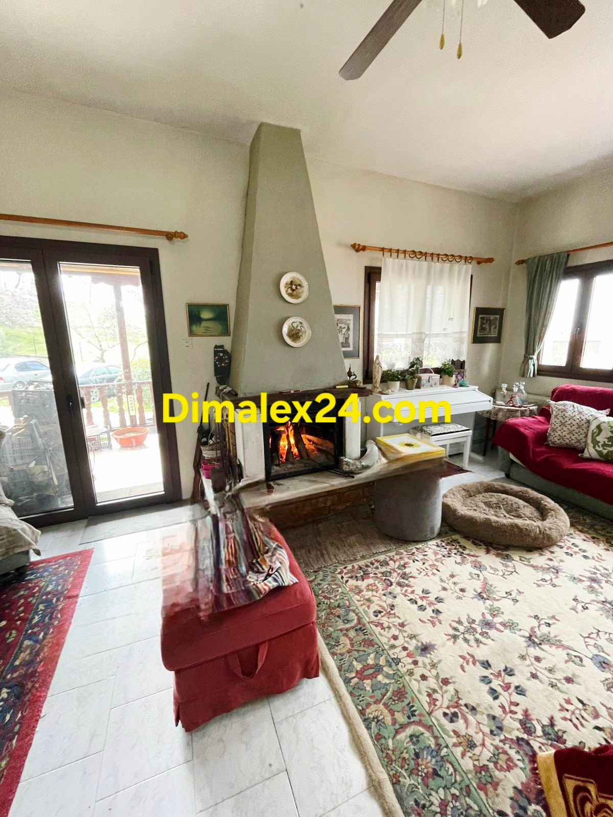 Хол с камина на семеен Хотел в Гърция.