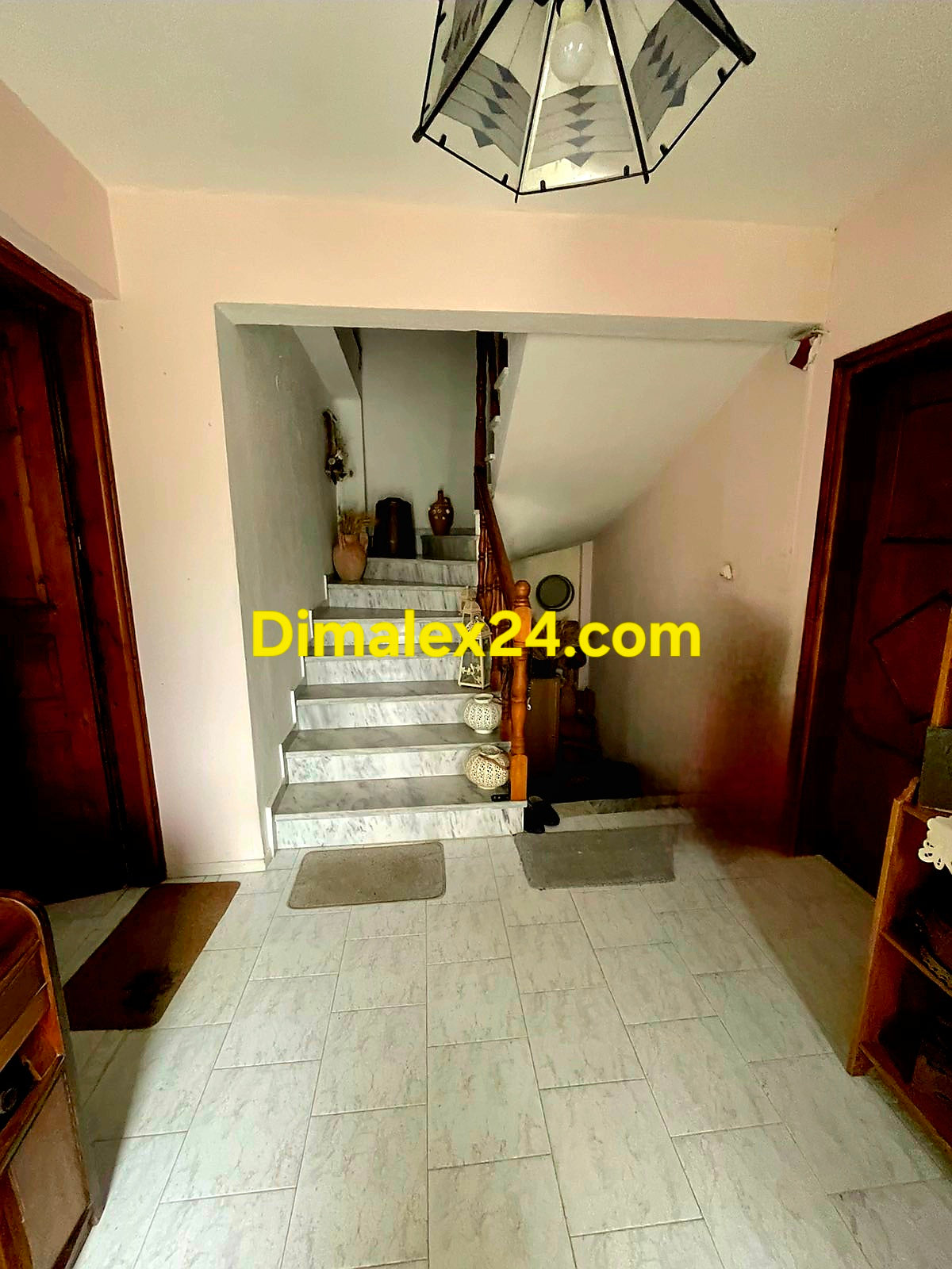 Антре със стълбище на семеен хотел в област Родопи, Марония.