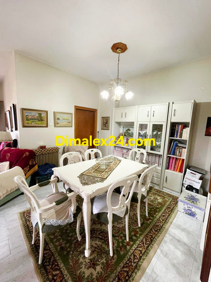 Трапезария на семеен хотел на 5 км. от морето и плажовете на Марония.