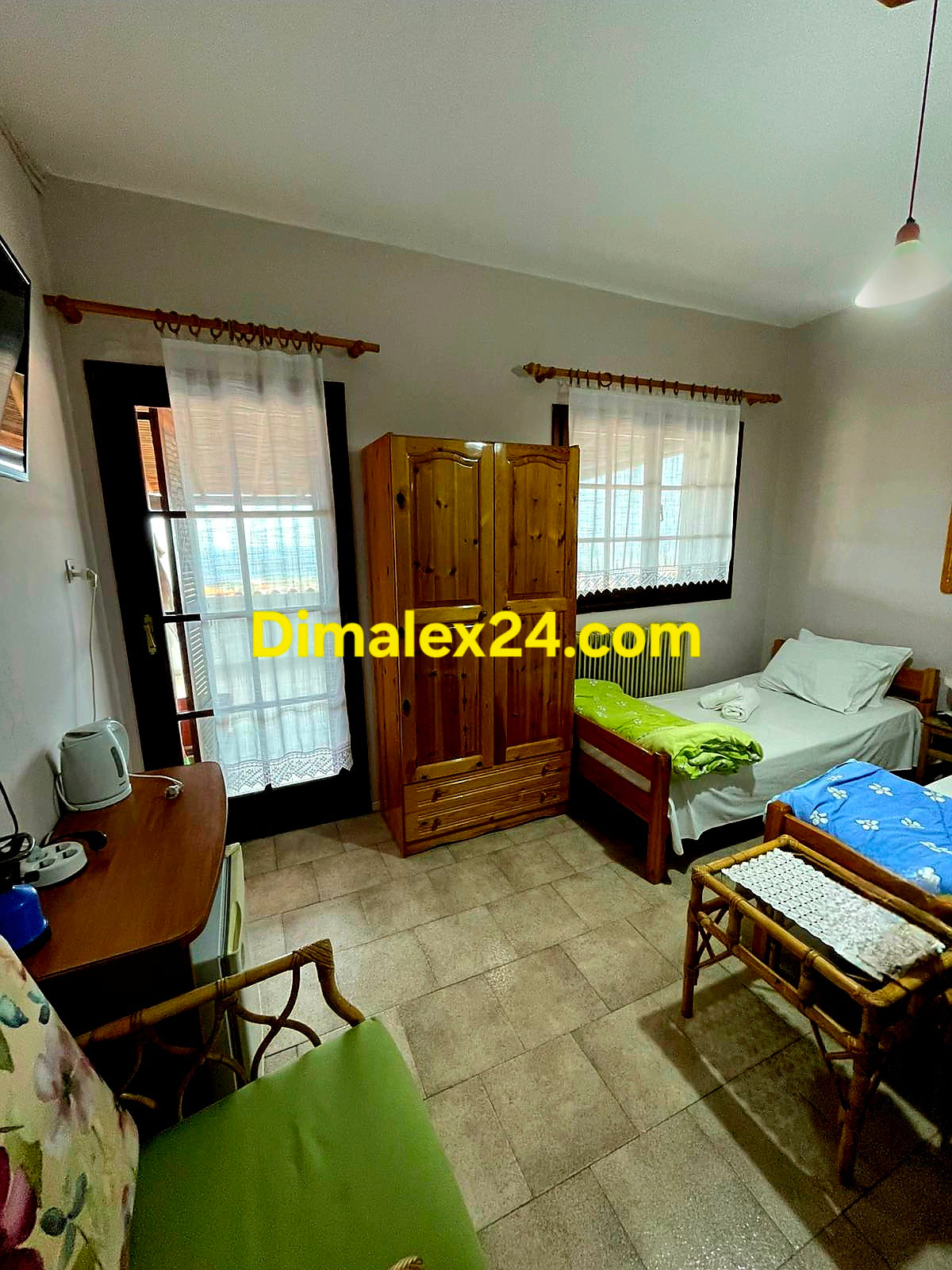 Двойна спалня на семеен хотел за продан в Марония на 10 мин от плажа.