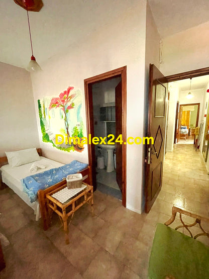 Част от спалня с две легла, и баня на семен хотел в Гърция.