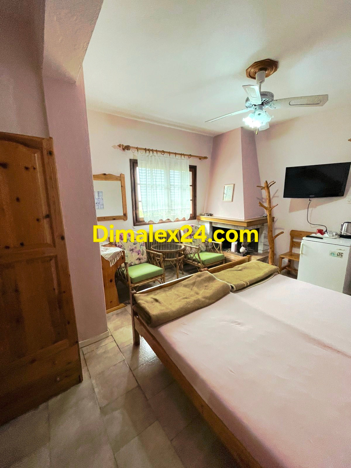 Малак апартамент с камина в семеен хотел Гърция, област Родопи, Марония.