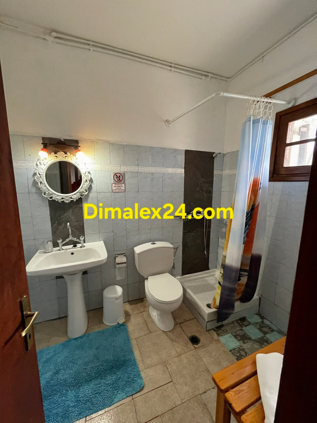 Баня с пълен санитарен възел в семеен хотел в  Гърция.