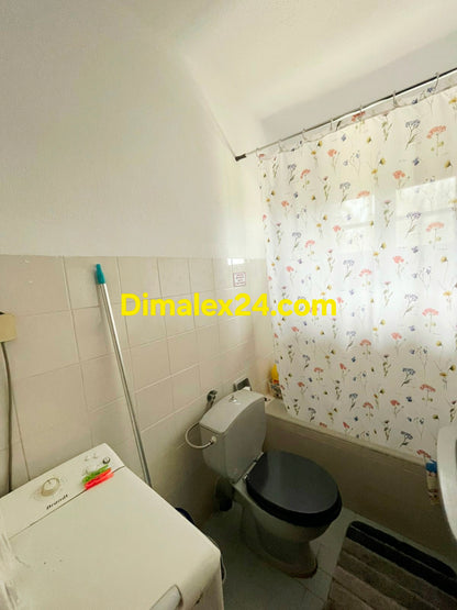 Баня с тоалетна и пералня машина.