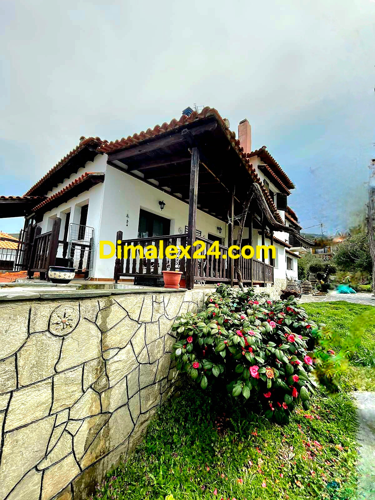 Имот близо до плажове  на Мароня и 
къща  в самата Марония между море и планина Гърция.
