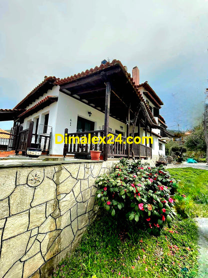 Имот близо до плажове  на Мароня и 
къща  в самата Марония между море и планина Гърция.
