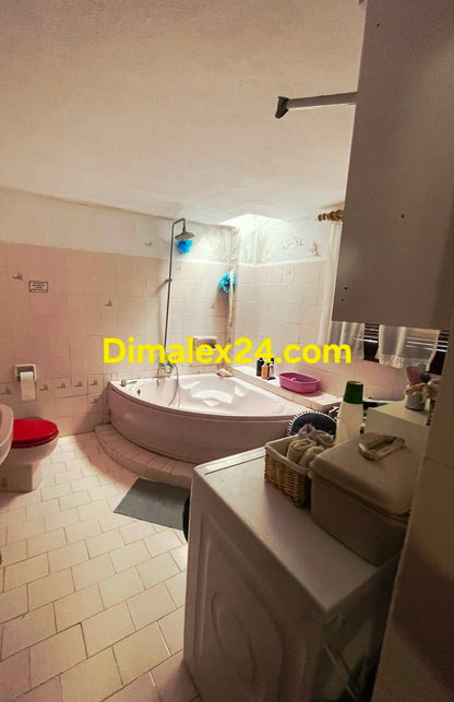 Баня с кралска вана, част от стая на семеен хотел в Марония, Гърция.