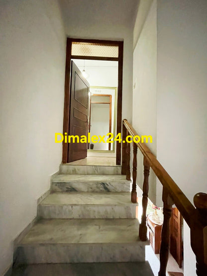 ГОлямо мраморно стълбище в семеен хотел в Марония.