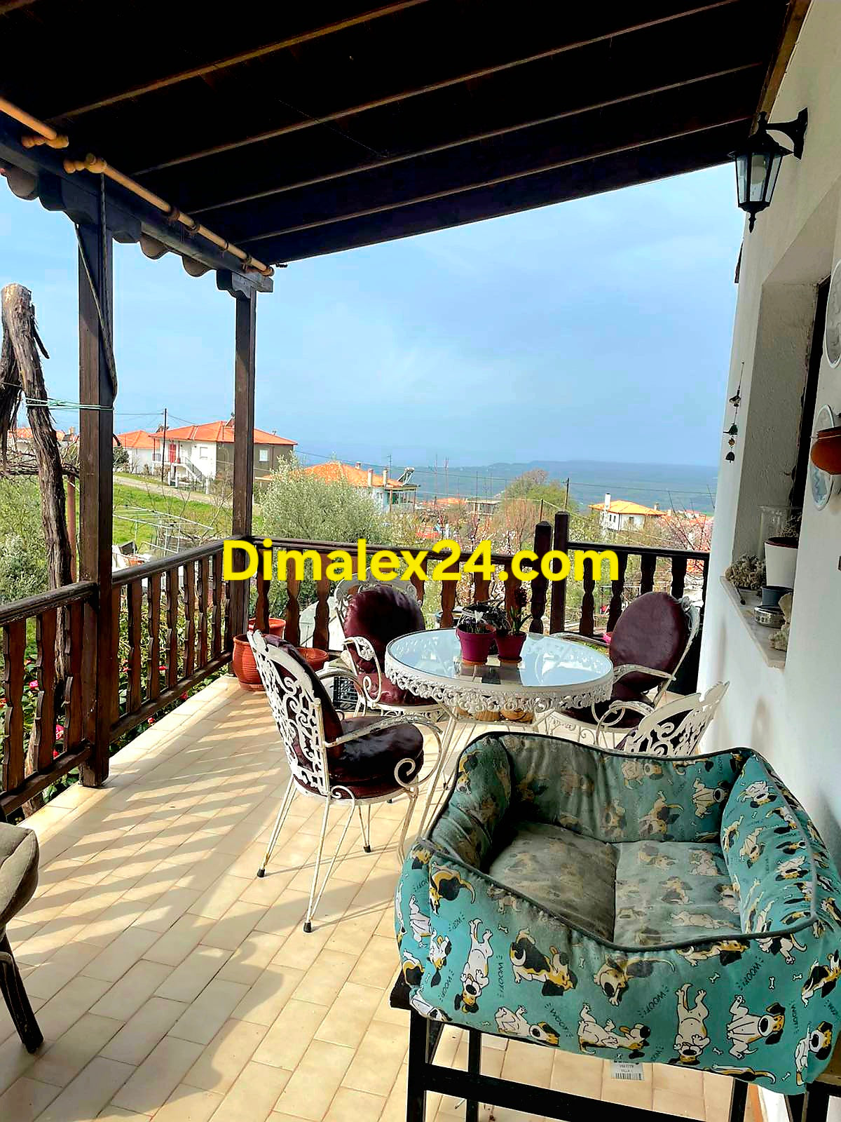 Гедка от тераса на имот в Марони, Гърция.