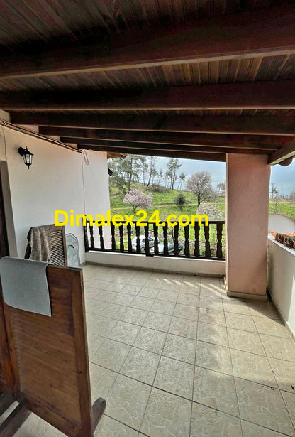 Покривна терана на имот в Марония.