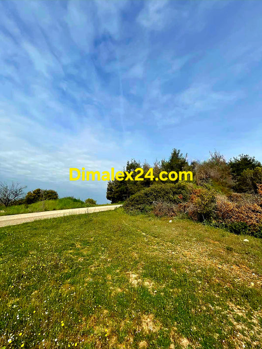 Панорамен парцел в Ксилагани с гледка към морето и селото.