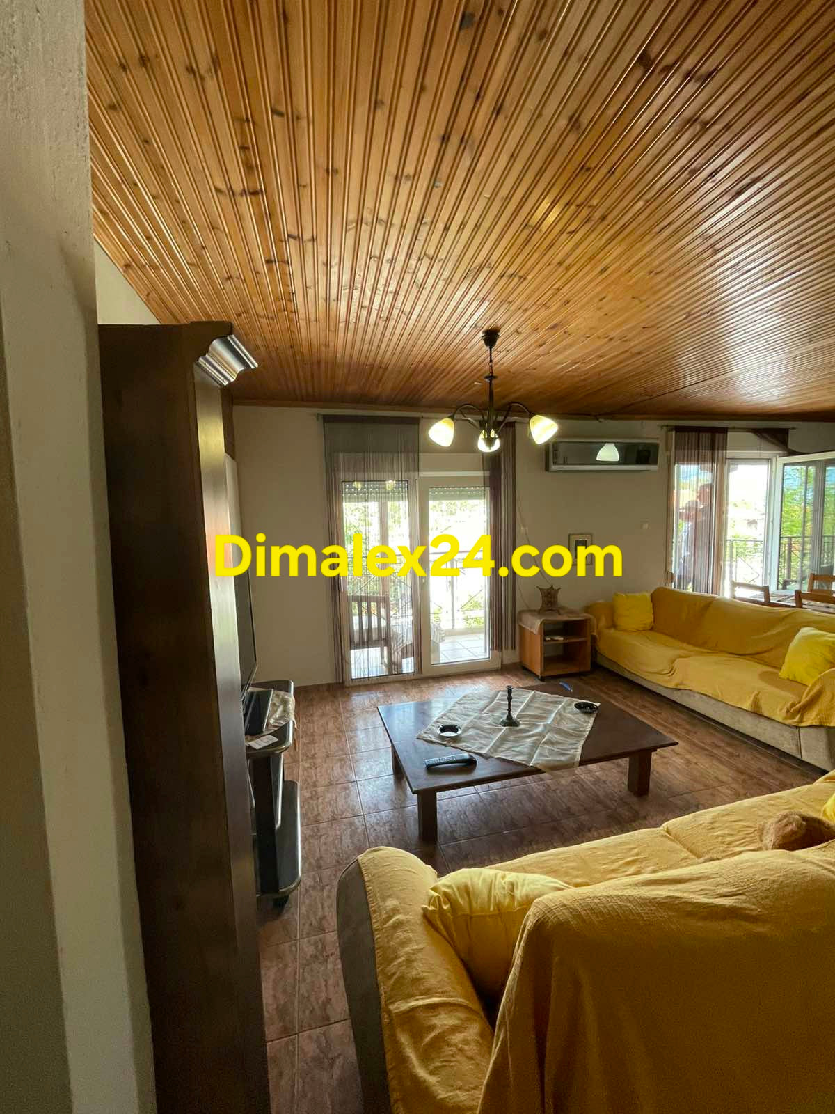 Голяма всекидневна с мека мебел и трапезария с маса за хранене,таван облицован с дърво и под с теракота, Имот в Гърция,област Еврос, Макри - Александруполис.