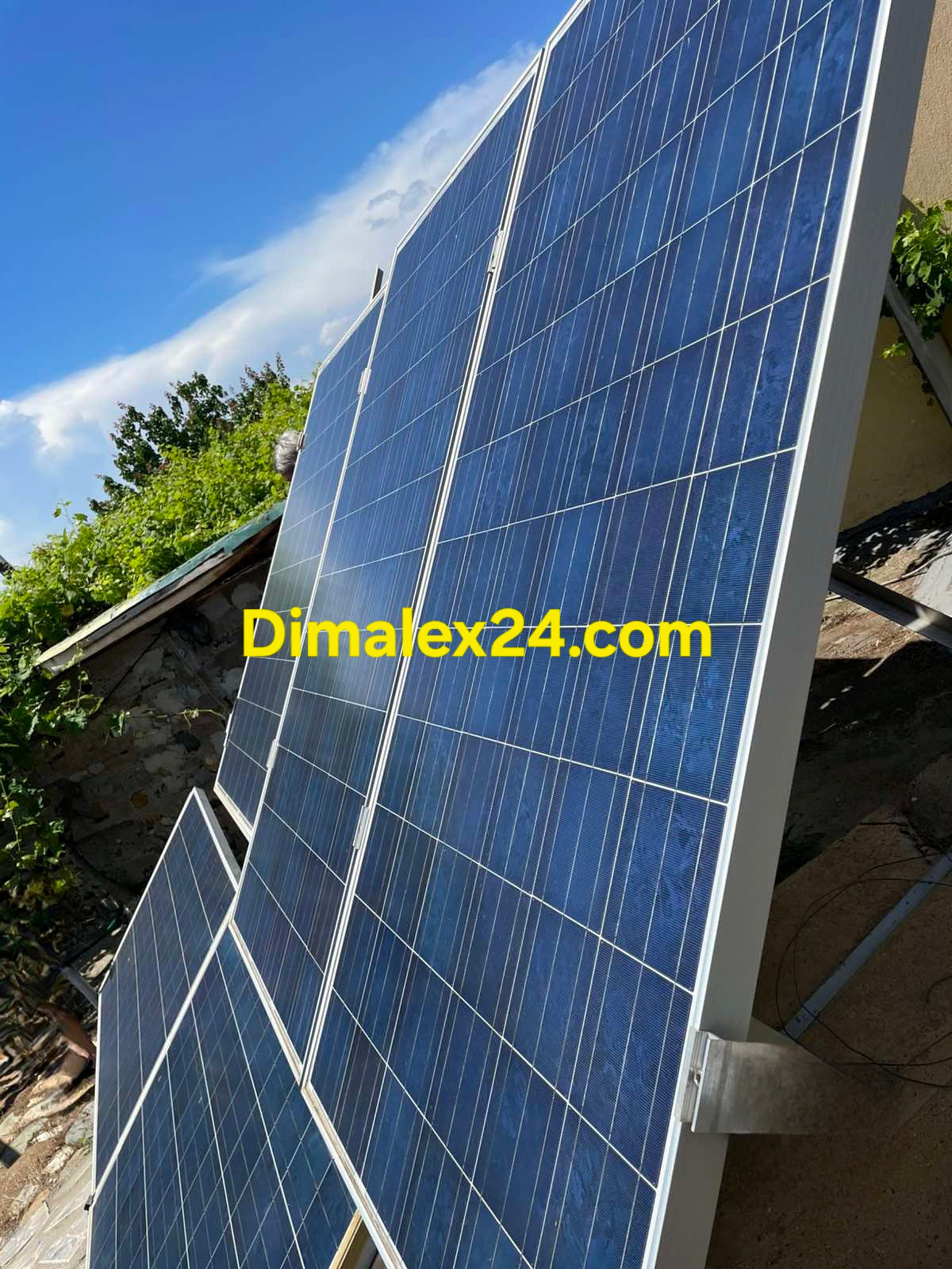 Слънчеви панели за производство на електричество на къща в Марония,Северна Гърция, област Родопи.