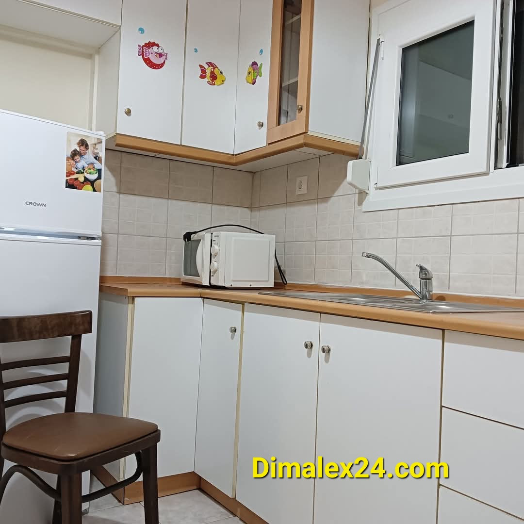 Кухня в апартамент в Кавала, Северна Гърция, оборудвана с уреди и шкафове, идеална за домашен уют.