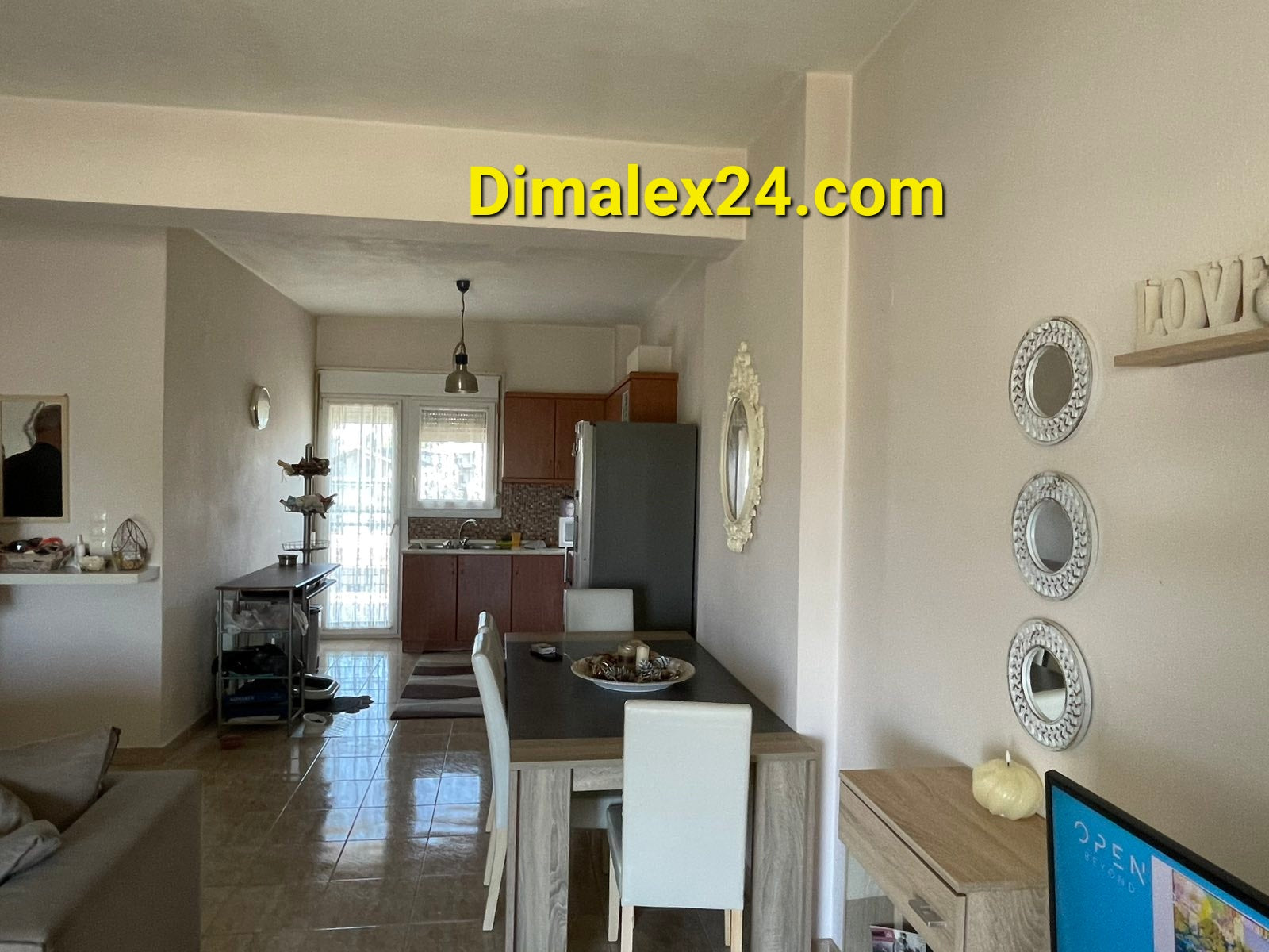 Светъл апартамент в Хрисуполи, Гърция, с кухня, dining area и модерен интериор, идеален за ваканция.